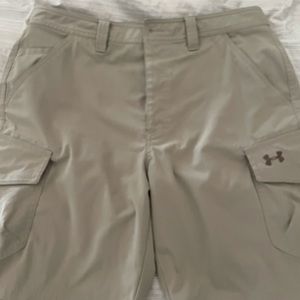 Men’s Under Armour cargo shorts heat gear